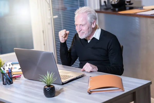 Lachende Senior Zakenman Toont Succes Gebaar Voor Zijn Laptop — Stockfoto