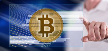 Bir adam dokunmatik ekranda bitcoin para kavramına parmağıyla dokunuyor
