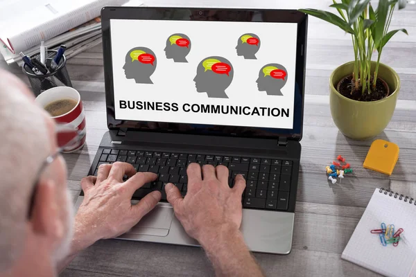 Egy Férfi Által Használt Laptopon Megjelenített Üzleti Kommunikációs Koncepció — Stock Fotó