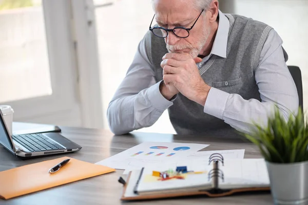 Uomo Affari Che Analizza Grafici Marketing Ufficio — Foto Stock