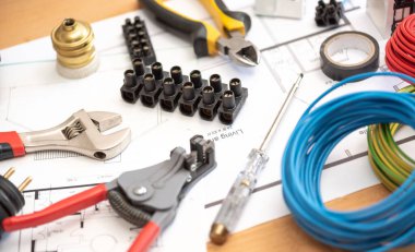 Bir plan üzerinde elektrik malzemesi
