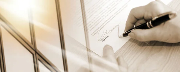 Mujer Firmando Documento Legal Exposición Múltiple — Foto de Stock