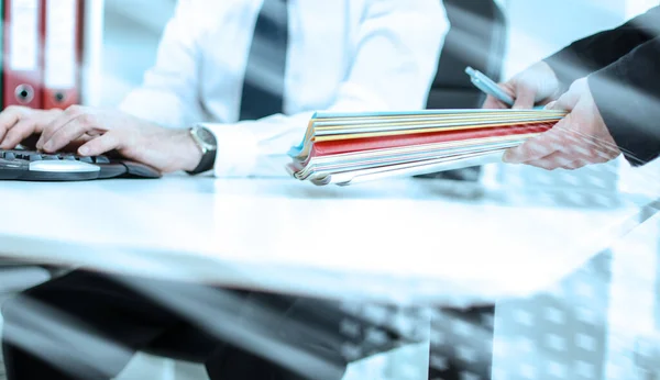 Sekretärin Legt Aufzeichnungen Auf Den Schreibtisch Eines Geschäftsmannes Lichteffekt — Stockfoto