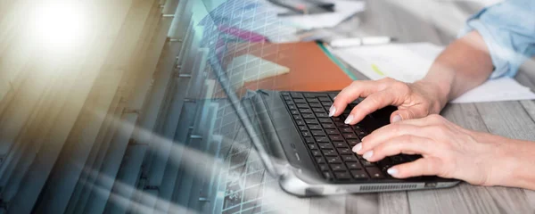 Manos Femeninas Usando Una Computadora Portátil Oficina Exposición Múltiple — Foto de Stock