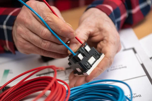 Elektricien Handen Een Draad Een Stopcontact Aansluiten — Stockfoto