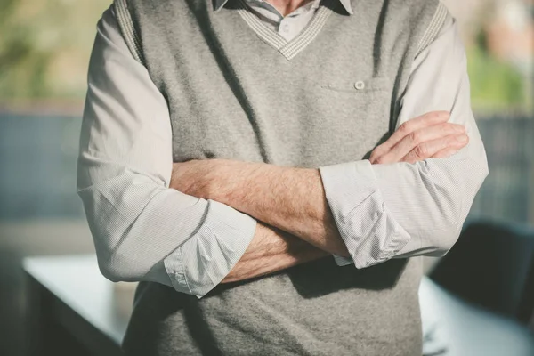 Hombre Negocios Con Los Brazos Cruzados Pie Oficina — Foto de Stock