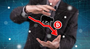 Arka planda bir adamın elleri arasında Bitcoin taşıyıcı eğilimi kavramı