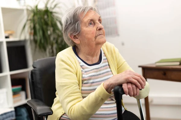 Retrato Una Anciana Sentada Con Las Manos Sobre Bastón — Foto de Stock