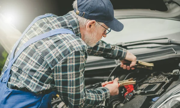 Mecánico Coche Usando Cables Para Arrancar Motor Coche — Foto de Stock