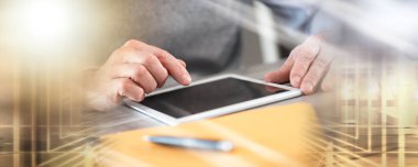 Dijital tablet üzerinde çalışan işadamı, yakın plan; çoklu pozlama