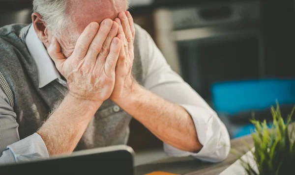 Betonade Senior Affärsman Sittande Office — Stockfoto