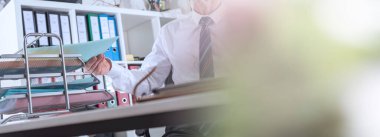 Ofiste kağıt tepsisinin kaydını alan işadamı; panoramik afiş