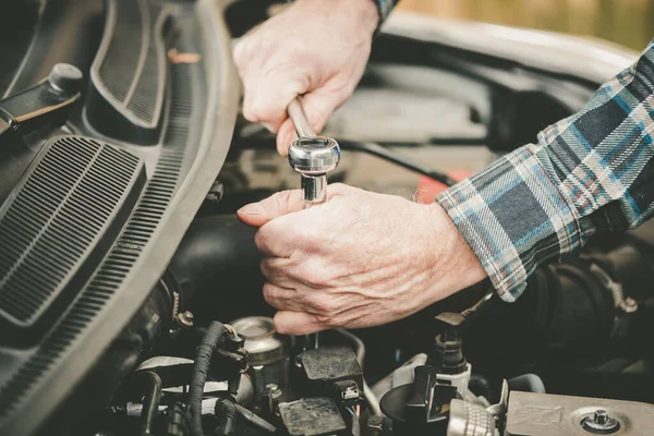 Mãos Mecânico Carro Reparando Motor Carro — Fotografia de Stock