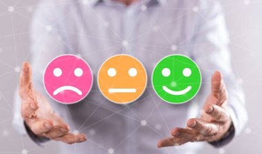 Müşteri memnuniyeti kavramı içinde geçmiş bir adamın elleri yukarıda