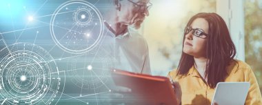 Genç iş kadını ve kıdemli işadamı ofiste birlikte çalışıyorlar, ışık efekti; panoramik pankart