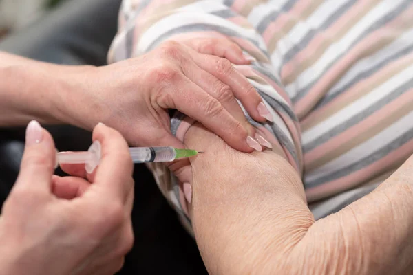 护士给老年妇女注射疫苗 — 图库照片