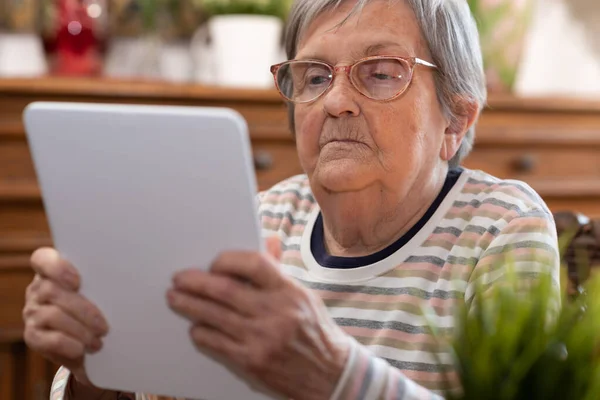 Mulher Idosa Uso Tablet Digital — Fotografia de Stock