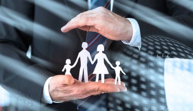 Aile sigortası kavramı ve aileyi koruyan eller; hafif etki