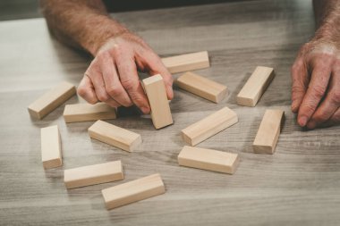 Ahşap bloklu aday seçimi sembolü; askere alma kavramı