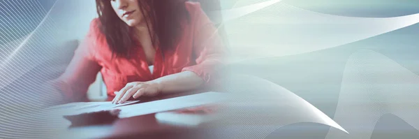 Joven Empresaria Trabajando Documentos Oficina Pancarta Panorámica — Foto de Stock