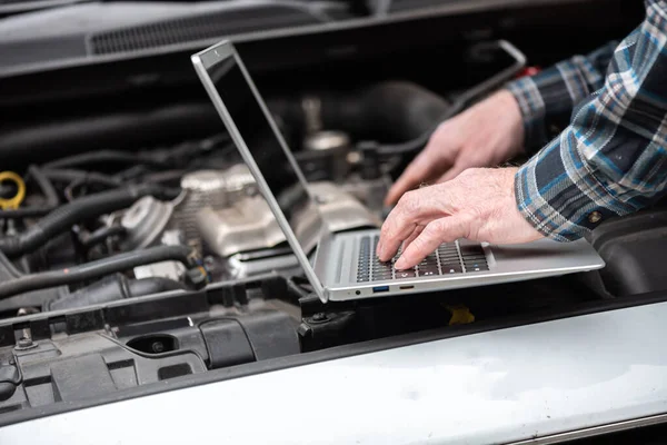 Mecânico Carro Usando Laptop Para Verificar Motor Carro — Fotografia de Stock