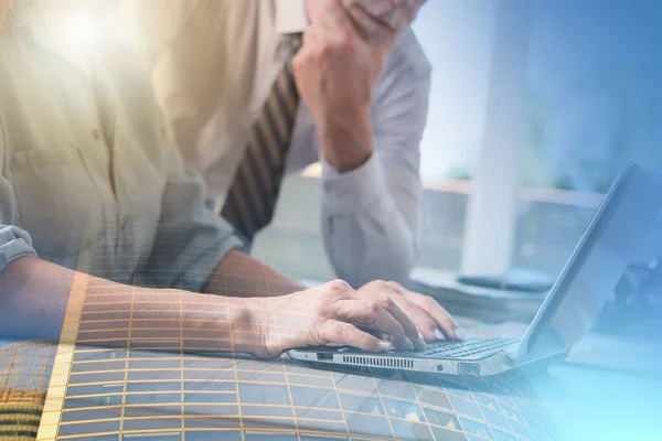 Geschäftsfrau Mit Laptop Büro Mehrfachbelastung — Stockfoto