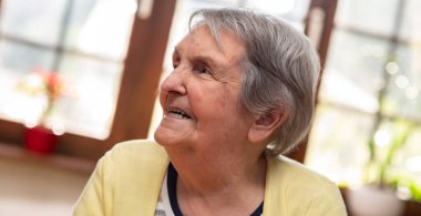 gülümseyen yaşlı bir kadın portresi