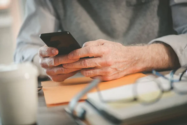 Męskie Dłonie Przy Użyciu Telefonu Komórkowego — Zdjęcie stockowe