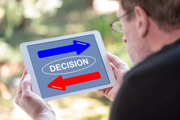 意思決定の概念を表示するタブレット画面 — ストック写真