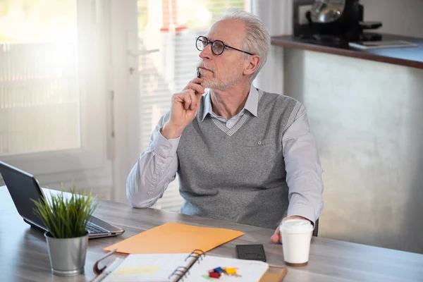 Porträtt Pensiv Senior Affärsman — Stockfoto