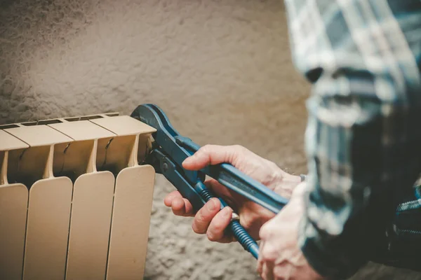 Reparateur Werken Radiator Met Sleutel — Stockfoto