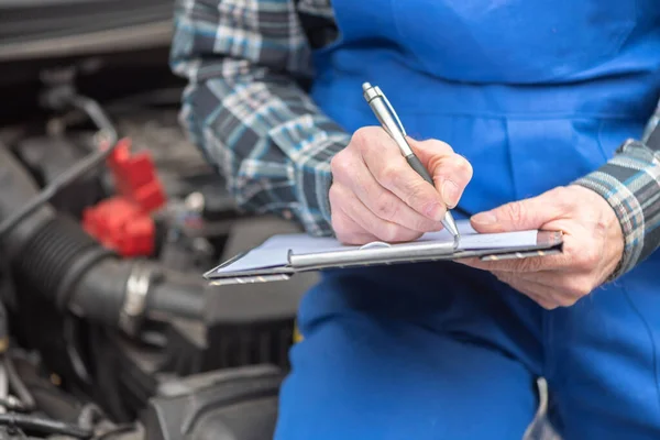 Auto Monteur Controleren Van Een Auto Motor Schrijven Klembord — Stockfoto