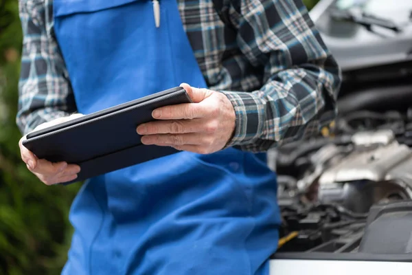 Car Mechanic Using Digital Tablet Checking Car Engine — Stok fotoğraf