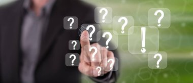 Dokunmatik ekranda bir Q & bir konsepte parmağıyla dokunan adam