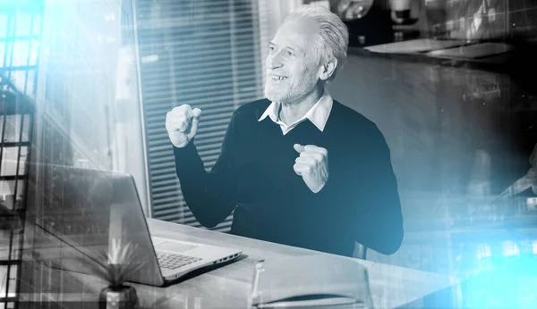 Улыбающийся Старший Бизнесмен Показывает Жест Успеха Перед Своим Ноутбуком Световой — стоковое фото