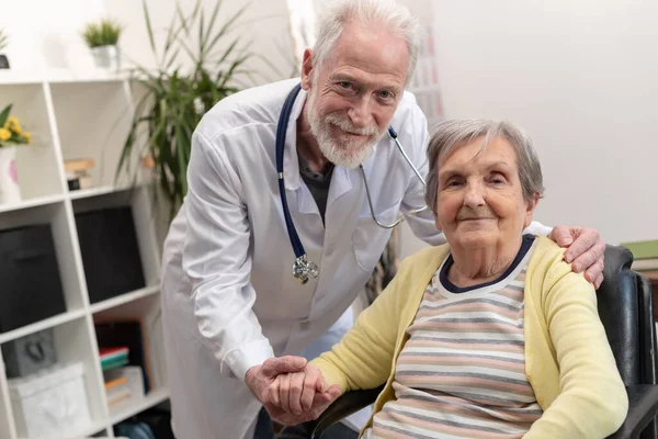 Male Doctor Supporting Elderly Woman Nursing Home — Stock Photo, Image