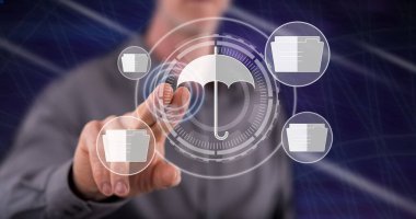 Adam dokunmatik ekranda veri koruma kavramına parmağıyla dokunuyor.