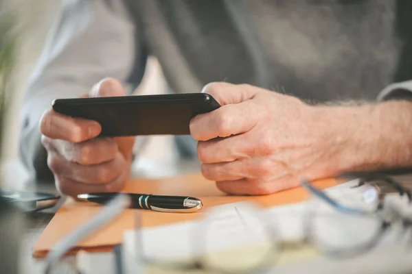 Mannelijke Handen Gebruik Mobiele Telefoon — Stockfoto