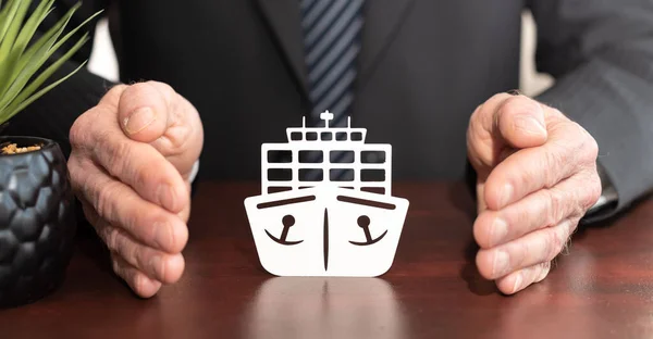 Versicherer Schützt Frachtschiff Mit Seinen Händen — Stockfoto