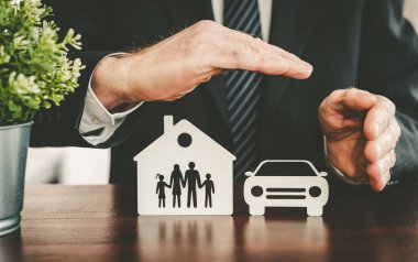 Aile, ev ve araba elle korunuyor - yaşam, ev ve otomobil sigortası kavramı