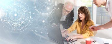 Ofiste birlikte çalışan iş adamları, ışık efekti; panoramik afiş