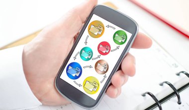 Akıllı telefon ekranında gösterilen veri aktarım kavramı