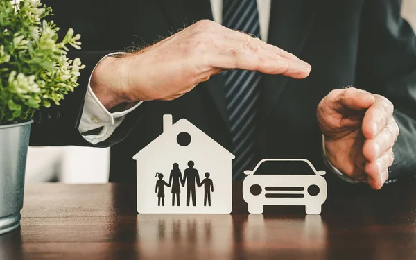Aile, ev ve araba elle korunuyor - yaşam, ev ve otomobil sigortası kavramı