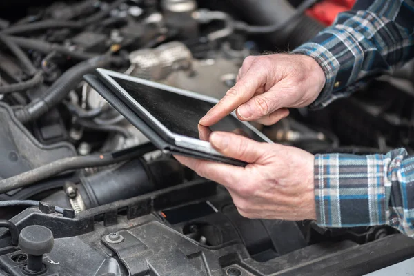 Mecânico Carro Usando Tablet Digital Para Verificar Motor Carro — Fotografia de Stock