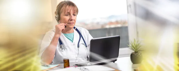 Porträt Einer Reiferen Ärztin Während Eines Online Arztbesuchs Mehrfachbelichtung — Stockfoto