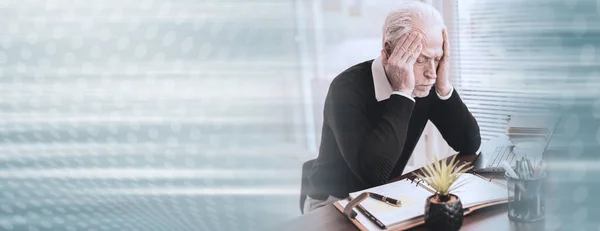 Porträt Eines Überlasteten Geschäftsmannes Der Büro Sitzt Panorama Banner — Stockfoto