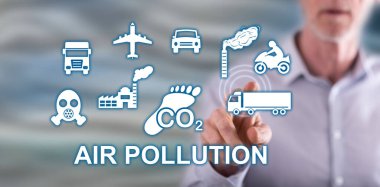 Adam dokunmatik ekranda hava kirliliği kavramına parmağıyla dokunuyor.