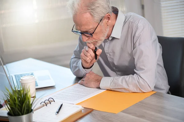 Affärsman Kontroll Ett Dokument Office — Stockfoto