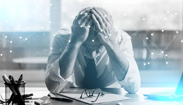 Gestresster Geschäftsmann Sitzt Mit Dem Kopf Den Händen Büro Lichteffekt — Stockfoto