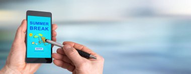 Yaz tatili konseptini gösteren akıllı telefon ekranı